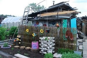 Як зробити тин на дачі своїми руками: інструкція, матеріали і рекомендації з виготовлення