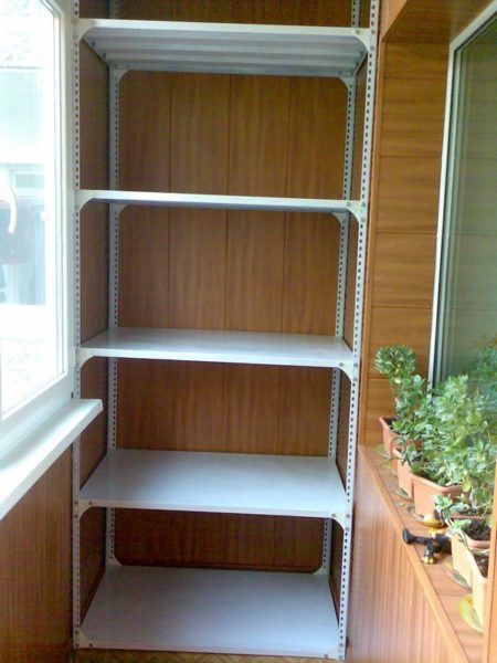 Як зробити стелаж на балкон власними руками: 9 етапів складання