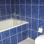 Фото дизайну ванної кімнати в синіх тонах