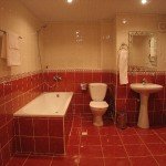 Фото дизайну ванної кімнати в червоних тонах