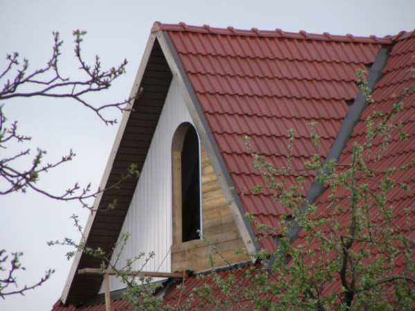 Як обшити фронтон сайдингом стильно і оригінально, а головне — правильно