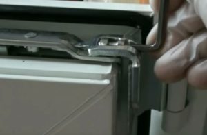 Фурнітура для пластикових вікон: вивчаємо 3 основні «мязи вікна», регулюємо, змащуємо