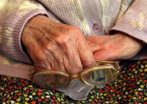 Сонник Незнайома Бабуся стара чужа бачити уві сні до чого сниться