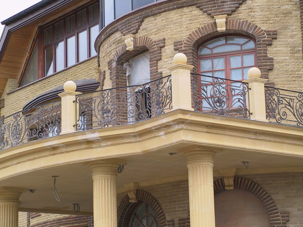Ковані балкони: прикраса фасаду