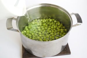 Консервований зелений горошок: корисні властивості та можливу шкоду продукту, його калорійність