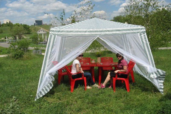 Намети для дачі: особливості конструкції, види з фото і схема складання