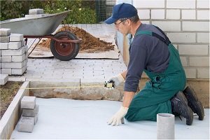 Отмостка з бруківки своїми руками: технологія будівництва, етапи робіт