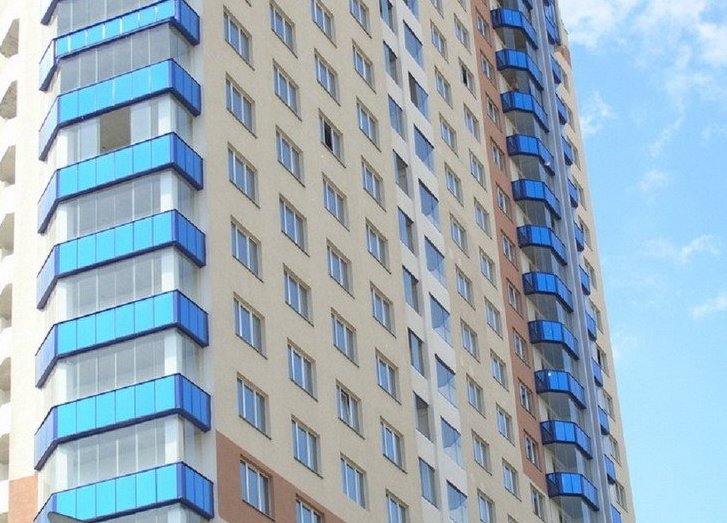 Безрамне засклення балконів: 2 варіанта сучасного будівництва