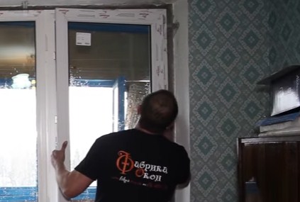 Як самостійно встановити балконні двері за 16 простих кроків