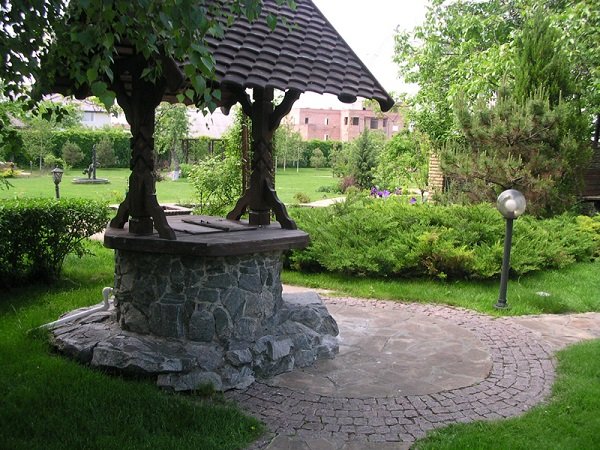 Як зробити декоративний колодязь на дачі своїми руками: матеріали, етапи робіт, оформлення колодязя, фото і відео