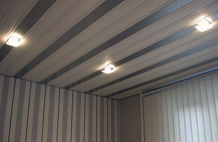 Як зробити обрешітку під пластикові панелі своїми силами?