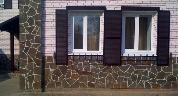 Оригінальне обрамлення вікон різними матеріалами – як зробити свій будинок унікальним і неповторним