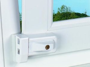 Фурнітура для пластикових вікон: вивчаємо 3 основні «мязи вікна», регулюємо, змащуємо