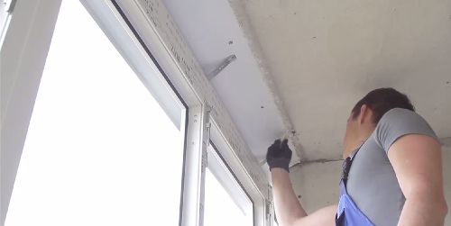 Покроковий ремонт лоджії: 2 варіанти чистової обробки для починаючого майстра