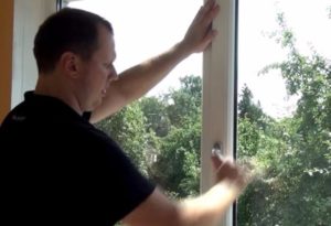 Фурнітура для пластикових вікон: вивчаємо 3 основні «мязи вікна», регулюємо, змащуємо