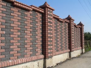 Красивий паркан для заміського будинку: фото галерея готових рішень