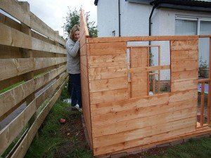 Дитячий будиночок для дачі своїми руками: етапи будівництва, матеріали, креслення з розмірами, покрокові фото і відео