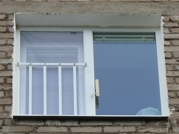 Замки на пластикові вікна від дітей та інші ефективні засоби безпеки: 6 основних видів