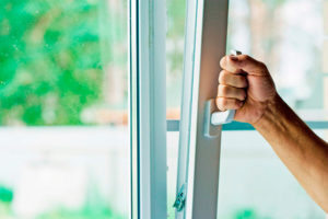 Фурнітура для пластикових вікон: вивчаємо 3 основні «мязи вікна», регулюємо, змащуємо