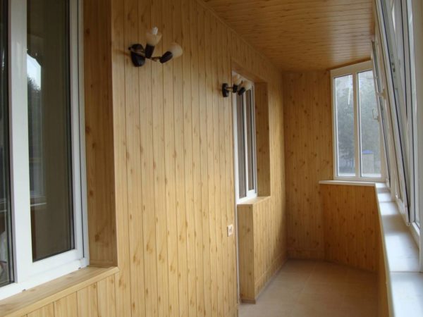 Чим обшити балкон зсередини — 5 сучасних рішень