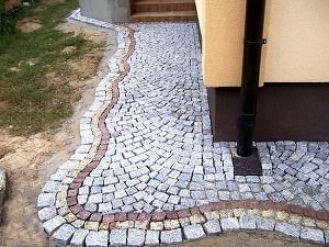 Отмостка з бруківки своїми руками: технологія будівництва, етапи робіт