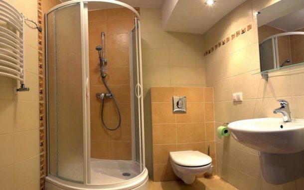 Дизайн ванни з душовою кабіною: маленька ванна з душовим куточком і окремої кабіною