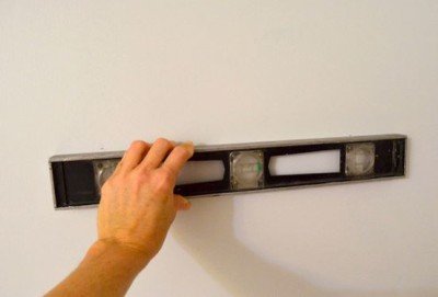 Як зробити полицю на стіну своїми руками з дерева і скла?