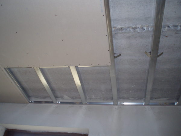 Монтаж гіпсокартону на стелю – найпростіша технологія проведення робіт