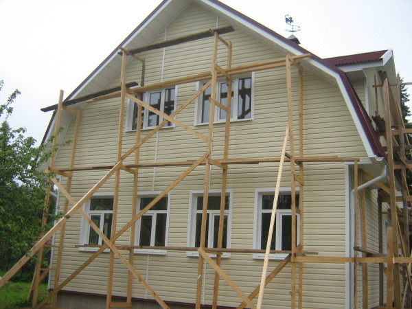 Як правильно обшити будинок сайдингом з утеплювачем: нюанси монтажу