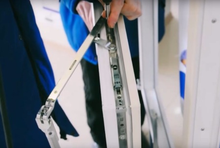 Припливний клапан на пластикові вікна: 3 види пристроїв і одна технологія установки