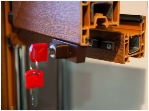 Замки на пластикові вікна від дітей та інші ефективні засоби безпеки: 6 основних видів