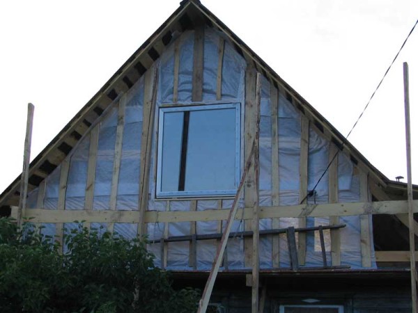 Як правильно обшити будинок сайдингом з утеплювачем: нюанси монтажу