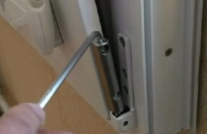 Фурнітура для пластикових вікон: вивчаємо 3 основні «мязи вікна», регулюємо, змащуємо