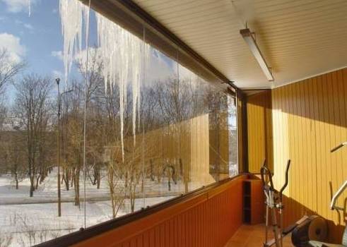 Як і чим засклити балкон: послідовність робіт з 5 кроків