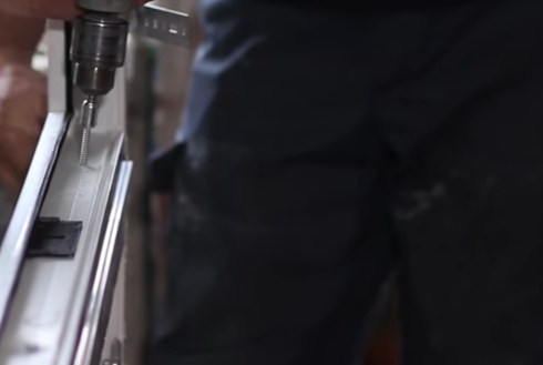 Як самостійно встановити балконні двері за 16 простих кроків