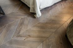 Темний паркет в інтерєрі — фото приклади