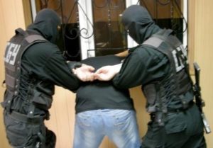 Сонник Наручники на руках: жінці, дівчині у сні бачити