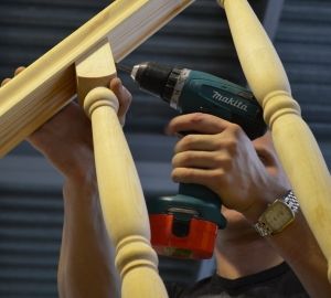 Установка балясин на деревяні сходи своїми руками: варіанти кріплення, етапи монтажу, фото і відео