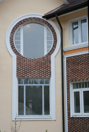 Оригінальне обрамлення вікон різними матеріалами – як зробити свій будинок унікальним і неповторним