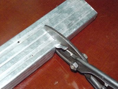 Чим різати вініловий сайдинг при проведенні робіт по збірці покриття Чим різати вініловий сайдинг при проведенні робіт по збірці покриття