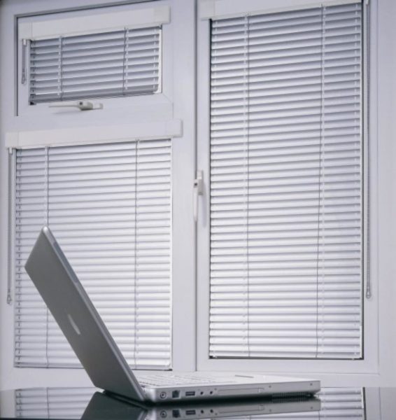 Жалюзі на пластикові вікна — 9 видів виробів