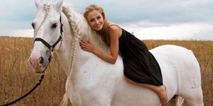 Сонник Гладити Кінь коричневу жінці у сні бачити до чого?