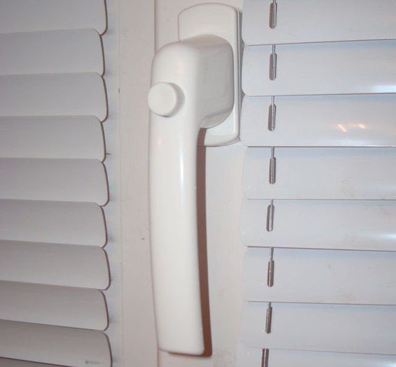 Замки на пластикові вікна від дітей та інші ефективні засоби безпеки: 6 основних видів