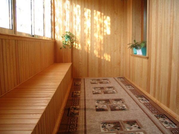 Чим обшити балкон зсередини — 5 сучасних рішень