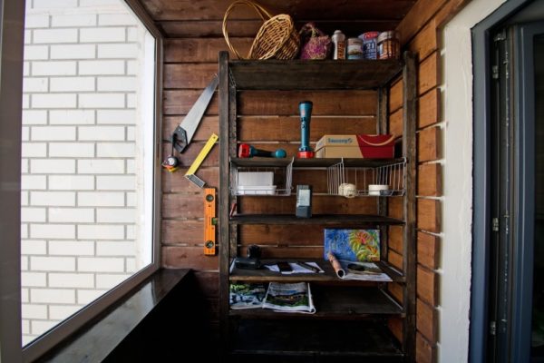 Як зробити стелаж на балкон власними руками: 9 етапів складання