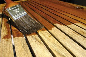 Масла для захисної обробки терасної дошки: особливості вибору та використання