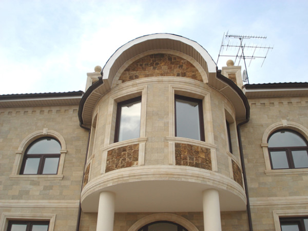 Натуральний камінь для фасаду в сучасній архітектурі