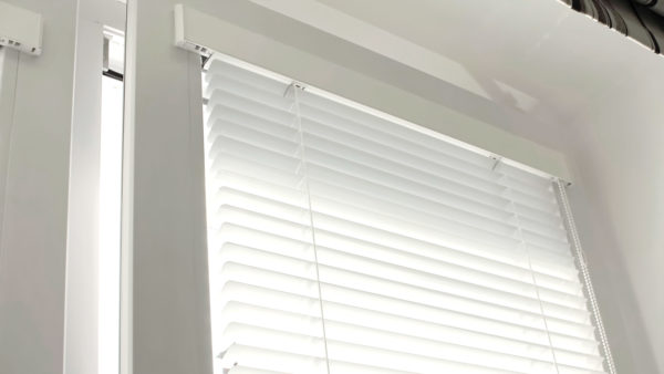 Жалюзі на пластикові вікна — 9 видів виробів