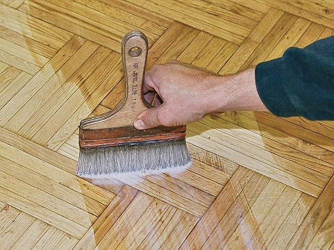 Як самостійно покрити лаком паркет
