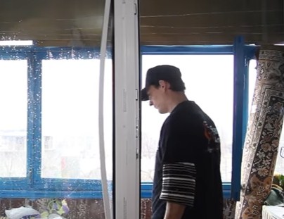 Як самостійно встановити балконні двері за 16 простих кроків